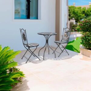 Elegante set di mobili da giardino con tavolo e due sedie all'aperto.