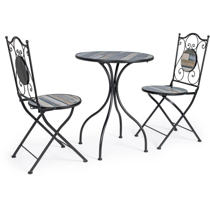 Set di mobili da giardino t.b.t. con tavolo e due sedie in metallo e legno.