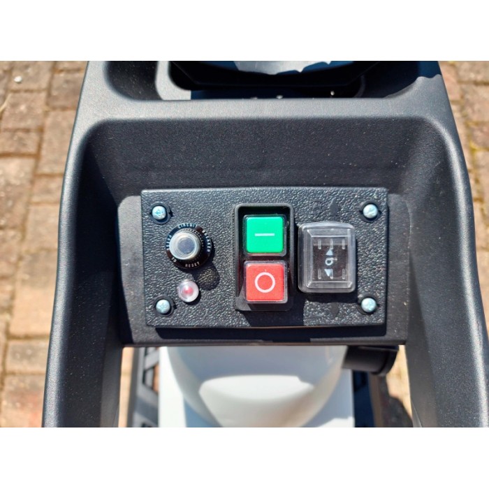 Pannello di controllo di un biotrituratore con interruttori e manopola.