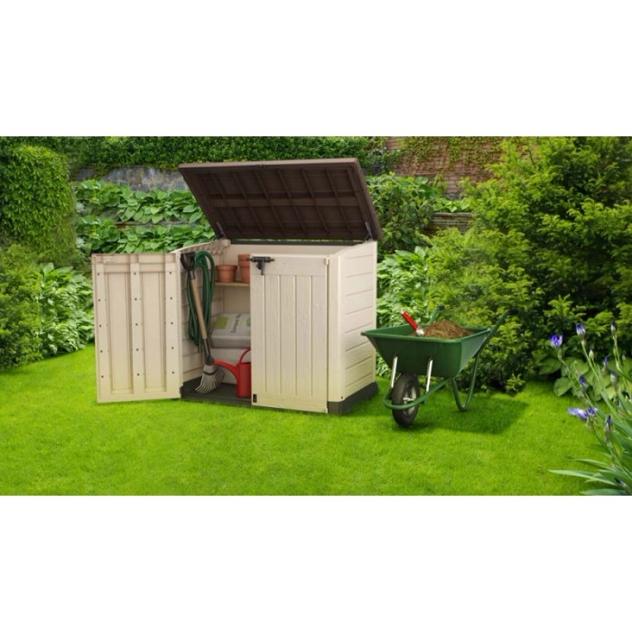 Box da giardino in plastica aperta con attrezzi da giardinaggio e carriola in giardino.