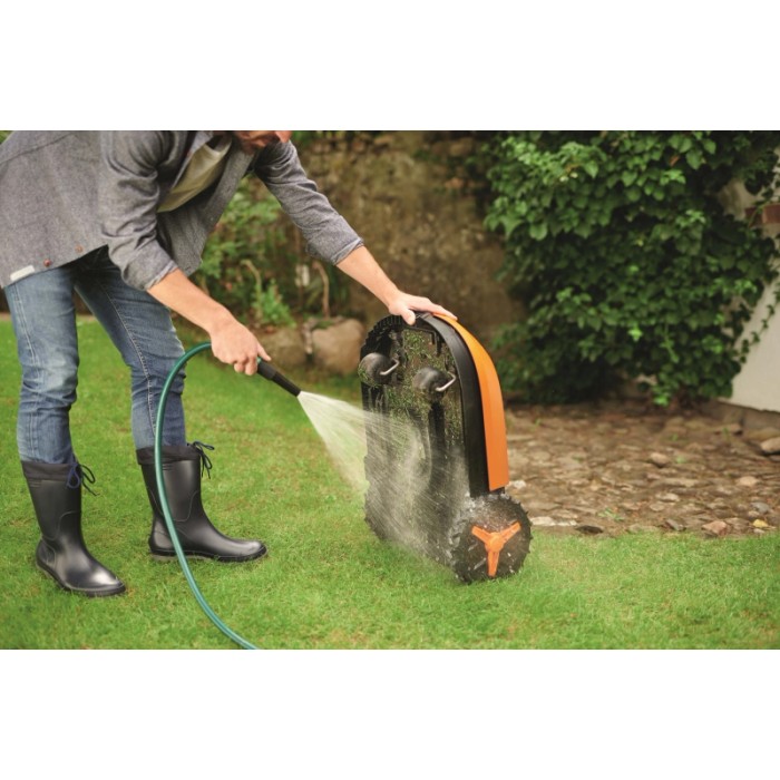 Robot tagliaerba Worx Landroid L1000 pulito con tubo dell'acqua.