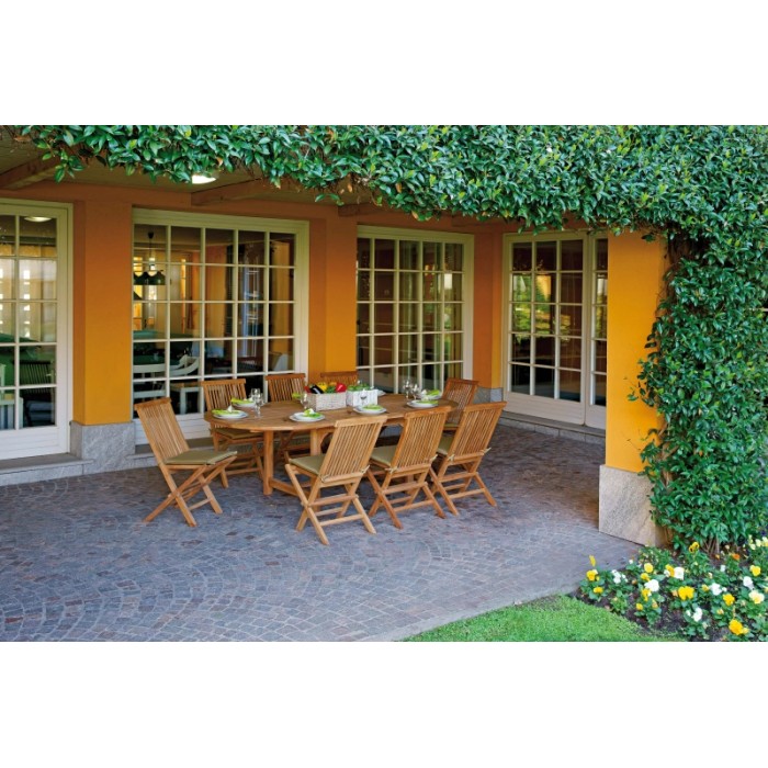 Set tavolo da giardino con tavolo ovale in legno e otto sedie su un patio.