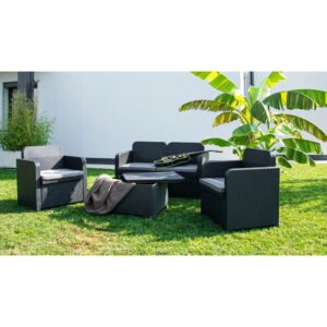 Set di mobili da giardino neri con divano, poltrone e tavolo per esterni.