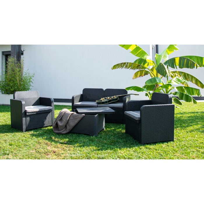 Set di mobili da giardino neri con divano, poltrone e tavolo per esterni.