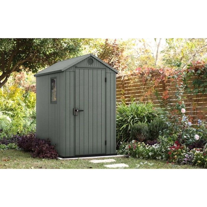 Casetta da giardino in plastica grigia (t.b.t.) con finestra e porta in un contesto di giardino.
