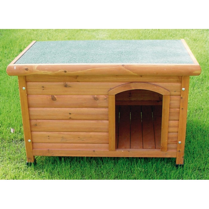 Cuccia per cani in legno con tetto verde e ingresso ad arco in giardino.