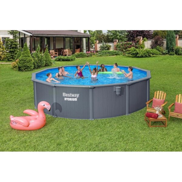 Piscina Bestway Hydrium con bagnanti e fenicottero gonfiabile in giardino.