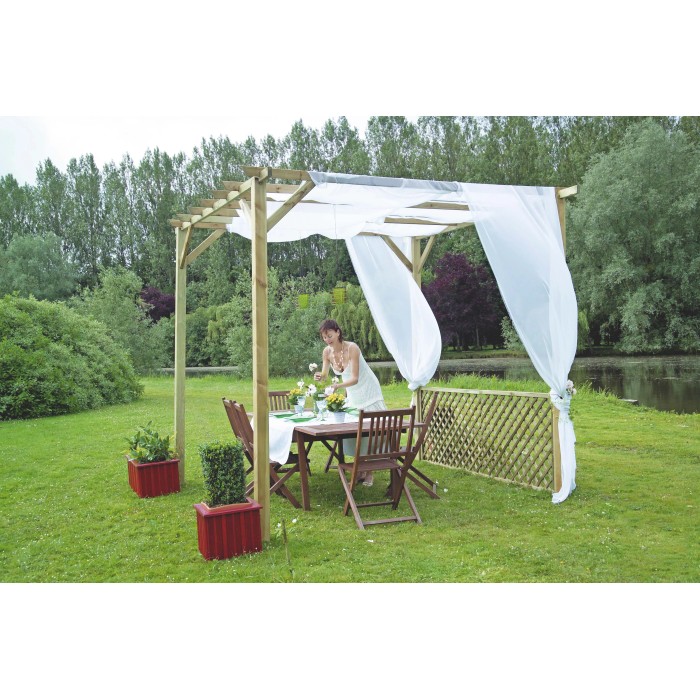 Copertura per patio in legno con tessuto bianco, tavolo e sedie in giardino.