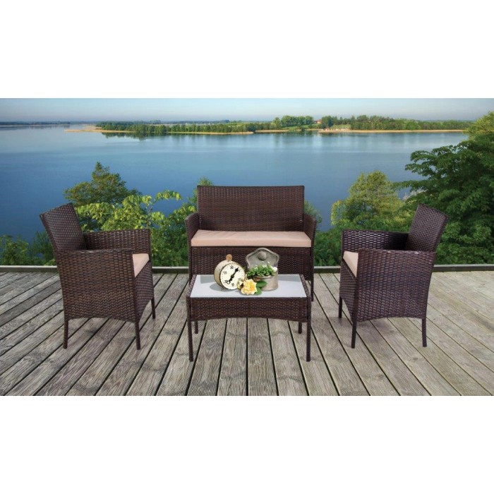 Set di mobili da giardino marrone con divano, due poltrone e tavolo per patio o giardino.
