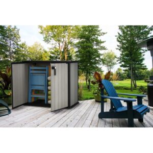 Armadio da esterno Tepro Patio Store 1000L con ante aperte e mobili da giardino.