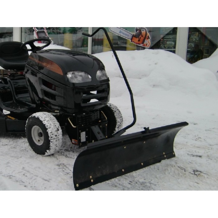 Lama da neve MTD su trattorino, ideale per l'inverno. Larghezza di lavoro 117 cm.
