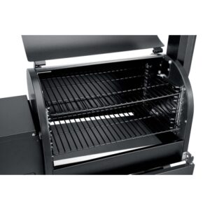 Vista interna di un barbecue a pellet t.b.t. nero con griglie.