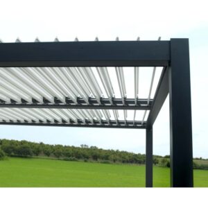 Dettaglio del gazebo t.b.t. con tetto a lamelle e struttura nera.