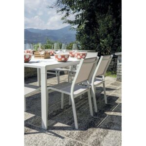 Tavolo da giardino bianco apparecchiato con sedie, categoria Tavoli da giardino.