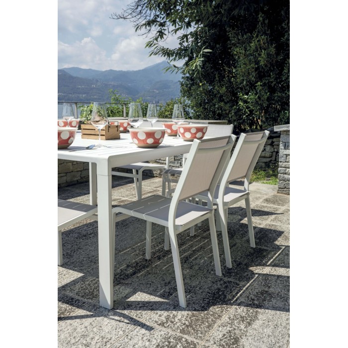 Tavolo da giardino bianco apparecchiato con sedie, categoria Tavoli da giardino.