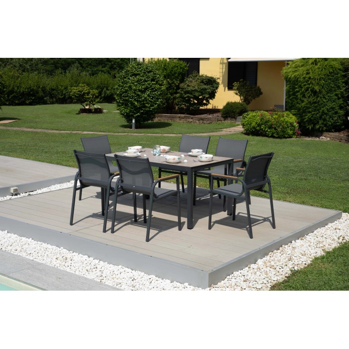 Set di mobili da giardino t.b.t. con tavolo e sedie in giardino.