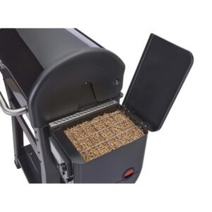 Dettaglio: Grill a pellet Weber Searwood nero con serbatoio pellet aperto pieno di pellet di legno.