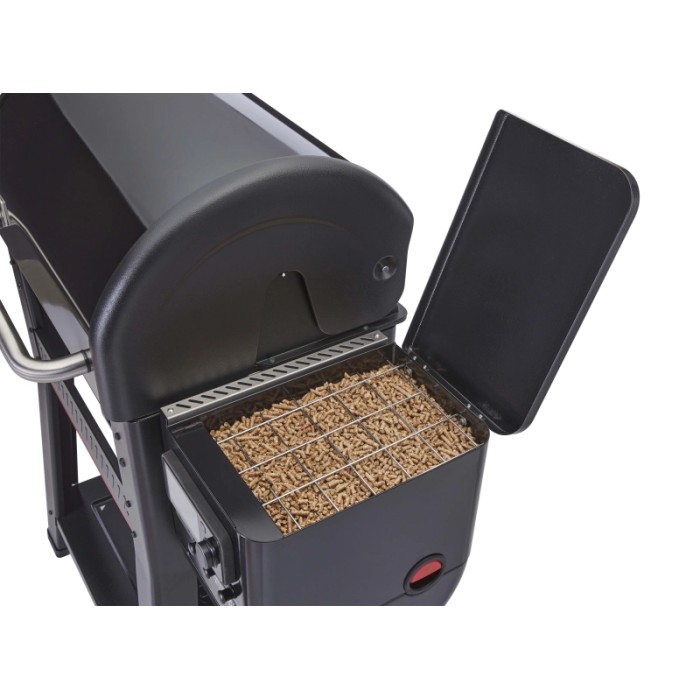 Dettaglio: Grill a pellet Weber Searwood nero con serbatoio pellet aperto pieno di pellet di legno.