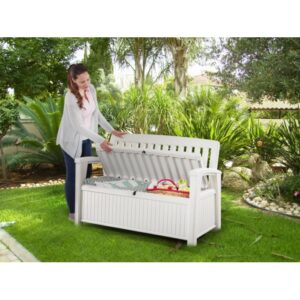 Panca da giardino bianca con contenitore, aperta, in un giardino. Panchine.