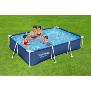 Piscina fuori terra rettangolare con famiglia in giardino.