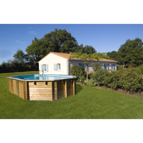 Piscina ovale in legno Gre Vermela (672x472x146 cm) in giardino, parzialmente interrata.