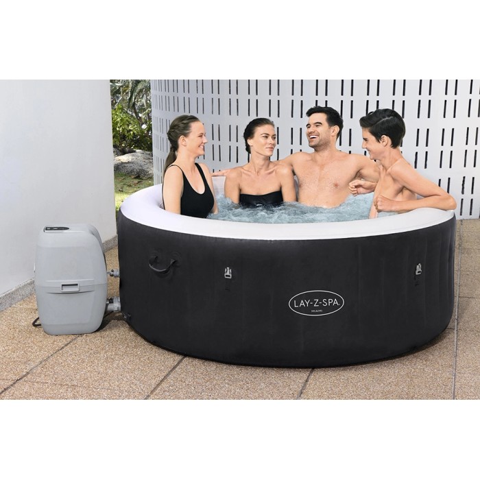 Bestway Lay-Z-Spa Miami AirJet vasca idromassaggio gonfiabile, Ø 180cm, con 4 persone in giardino.