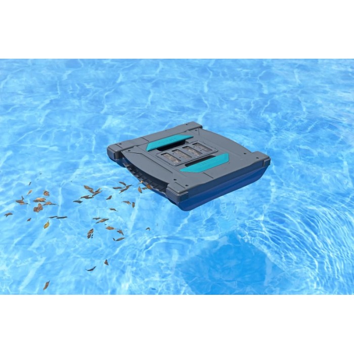 Robot per piscina grigio in acqua, pulisce le foglie. Ideale per piscine pulite.