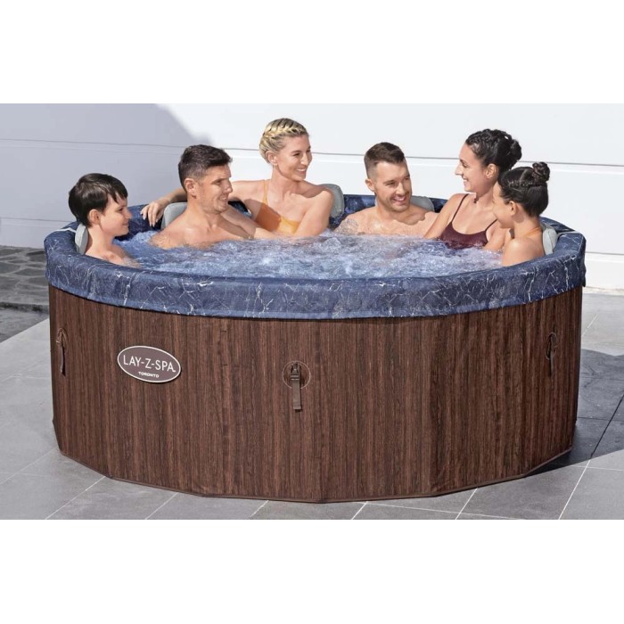 Vasca idromassaggio gonfiabile t.b.t. con persone in acqua, esterno effetto legno.