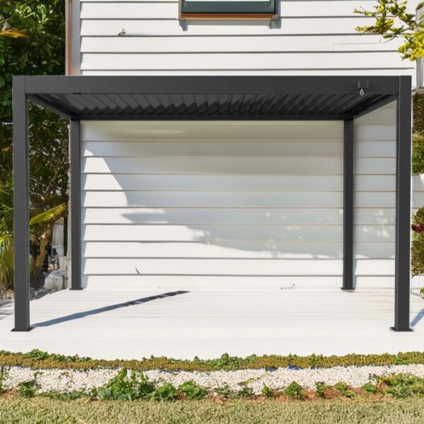 Gazebo t.b.t. grigio moderno con tetto a lamelle in giardino.