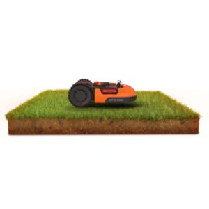 Robot tagliaerba Worx Landroid M500 su prato. Taglio automatico con funzione CutToEdge.