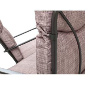 Dettaglio di un set di mobili da giardino: Seduta imbottita con struttura in metallo.