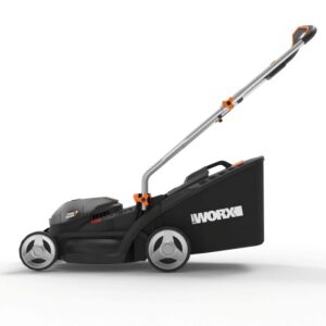 Tagliaerba a batteria WORX, vista laterale. Tosaerba con cesto di raccolta e manico argentato.