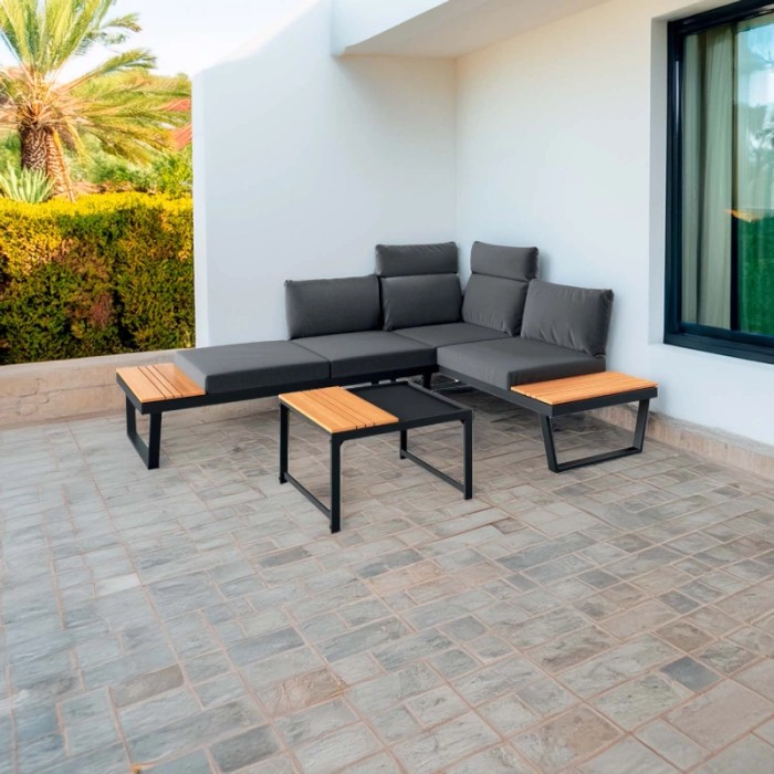 Set di mobili da giardino t.b.t. con divano lounge e tavolo su terrazza.