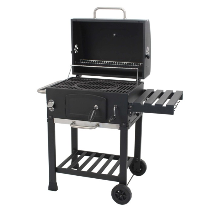 Barbecue a carbone Jamestown Jaxon nero con coperchio aperto e griglia modulare.