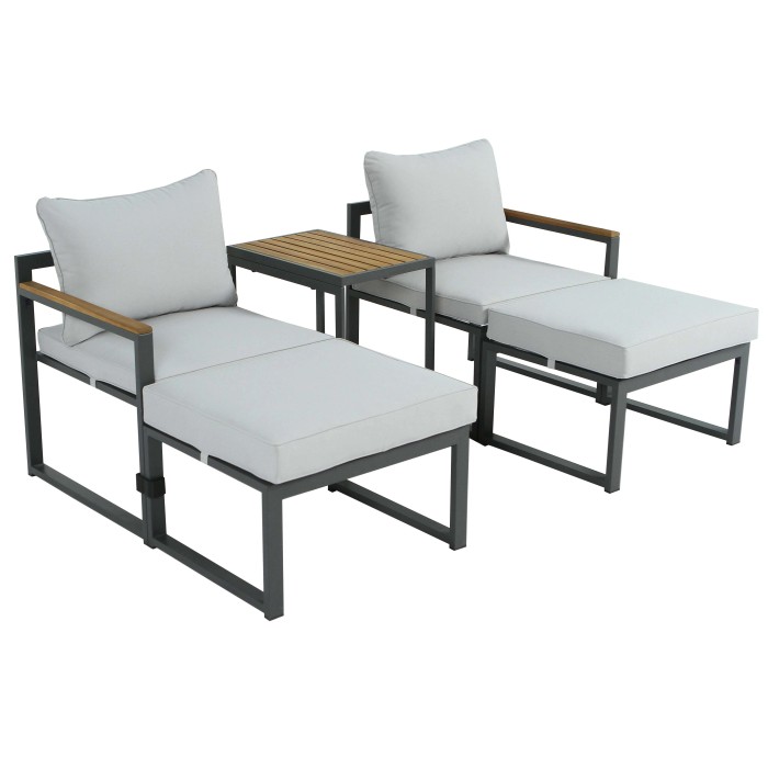 Set di mobili da giardino moderno con due lettini e un tavolino. Ideale per rilassarsi all'aperto.