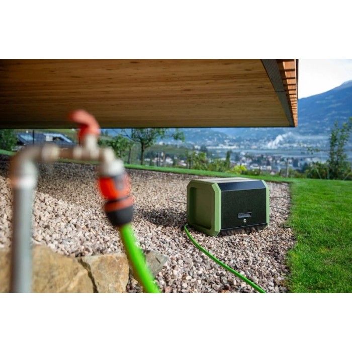 Pompa a pressione t.b.t. in giardino con rubinetto e tubo. Irrigazione facile.