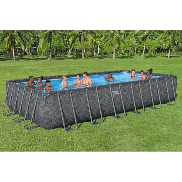 Piscina rettangolare con struttura in acciaio piena di persone in un giardino.