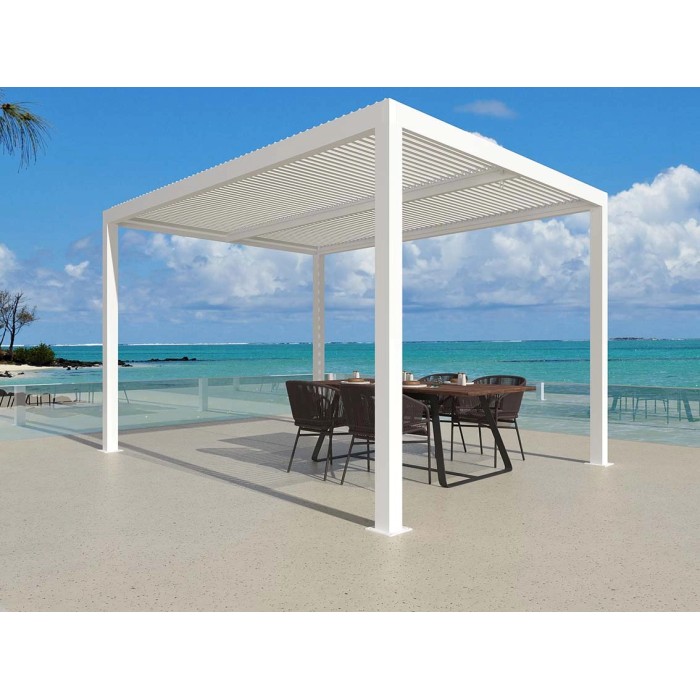 Gazebo t.b.t. bianco con tetto a lamelle e tavolo da pranzo vista mare.