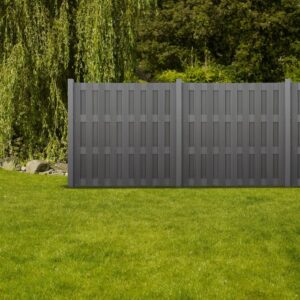 Recinzione privacy in WPC antracite (180x180cm) in giardino.