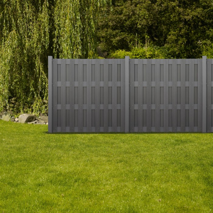 Recinzione privacy in WPC antracite (180x180cm) in giardino.