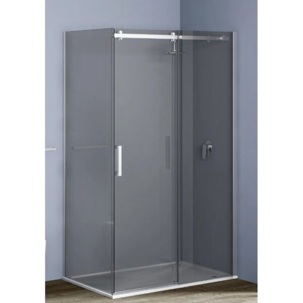 Box doccia t.b.t. con porta scorrevole, vetro grigio e telaio argentato.