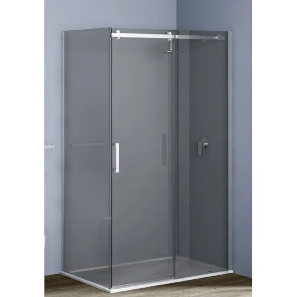 Box doccia t.b.t. con porta scorrevole, vetro grigio e telaio argento.