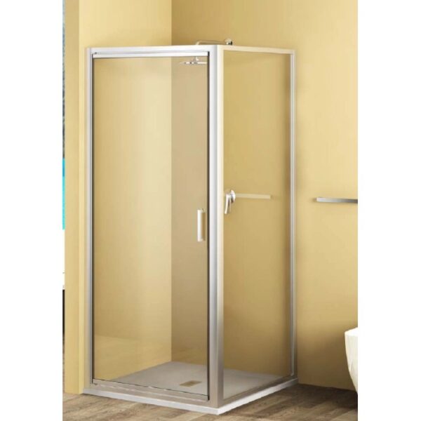 Box doccia angolare con telaio argento e porta in vetro.