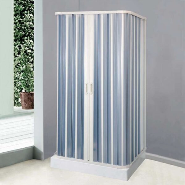 Box doccia t.b.t. con strisce blu e bianche.
