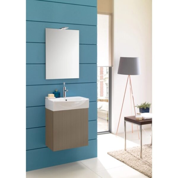Set di mobili da bagno moderni con lavabo, specchio e mobile base in beige e bianco.