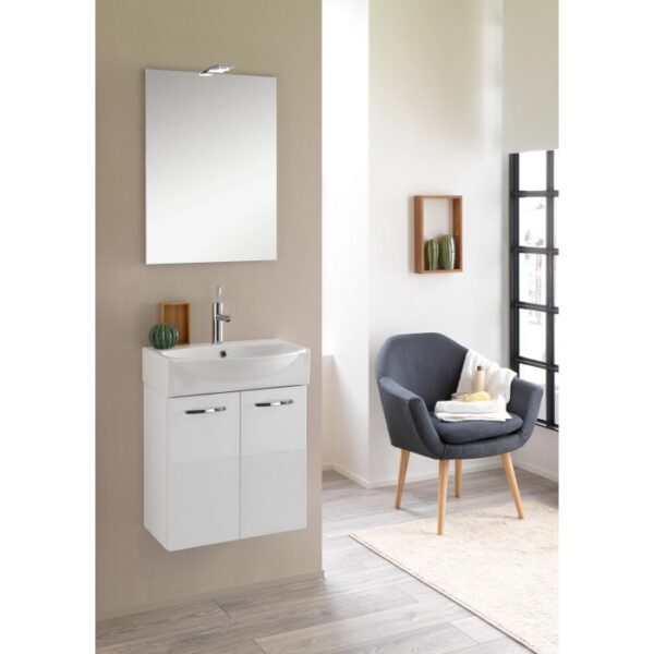 Mobile bagno bianco con specchio e mobiletto.