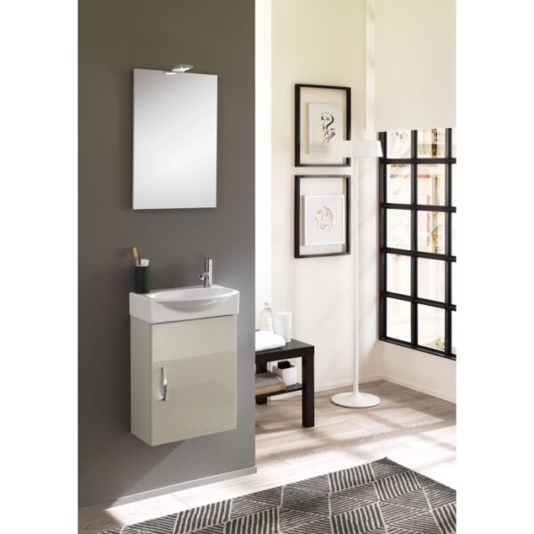 Set di mobili bagno moderni: mobile lavabo con armadio e specchio. Design elegante per il bagno.