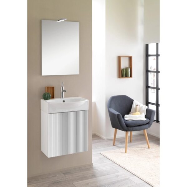 Set di mobili bagno moderni con lavabo, specchio e mobiletto bianco a righe.