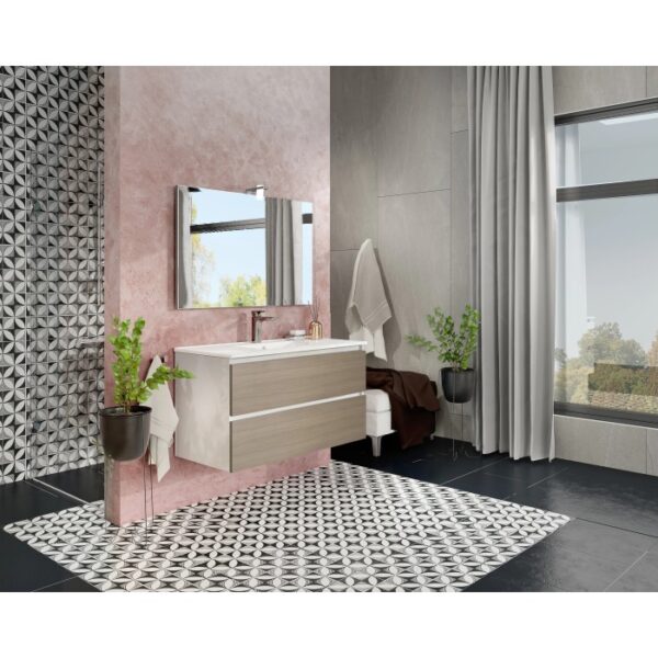 Bagno moderno con mobile bagno sospeso t.b.t. effetto legno e ampio specchio.