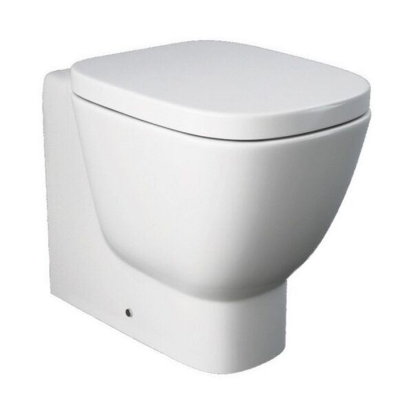 WC sospeso bianco (t.b.t.) per pulizia senza brida in un bagno moderno.
